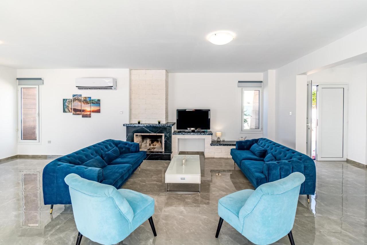 Beach Front Aqua Marina By Ezoria Villas Paralimni Exteriör bild